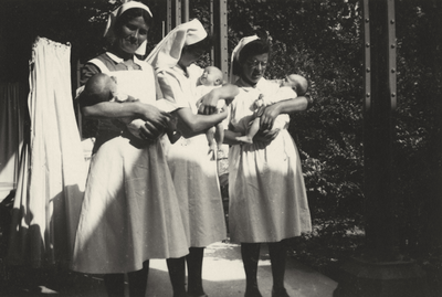 604993 Afbeelding van enkele kraamverpleegkundigen van de Vrouwenkliniek van het Stads- en Academisch Ziekenhuis ...